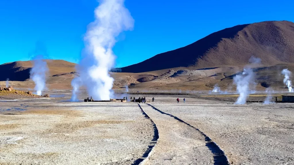Campos geotérmicos com colunas de vapor dos Geysers del Tatio no deserto do Atacama.
