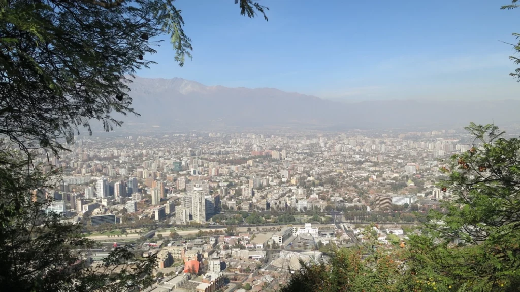 Vista panorâmica da cidade de Santiago, Chile, com a Cordilheira dos Andes ao fundo, observada a partir do Cerro San Cristóbal.