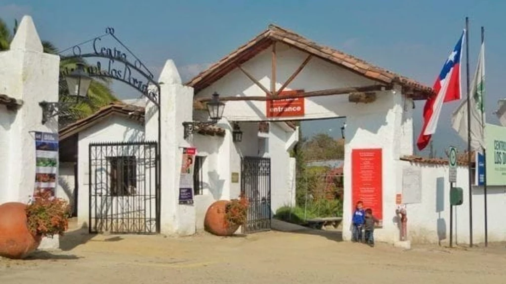 Entrada do Centro Artesanal Los Dominicos, um espaço cultural em Santiago que reúne artesanato tradicional chileno em uma charmosa vila de artistas.