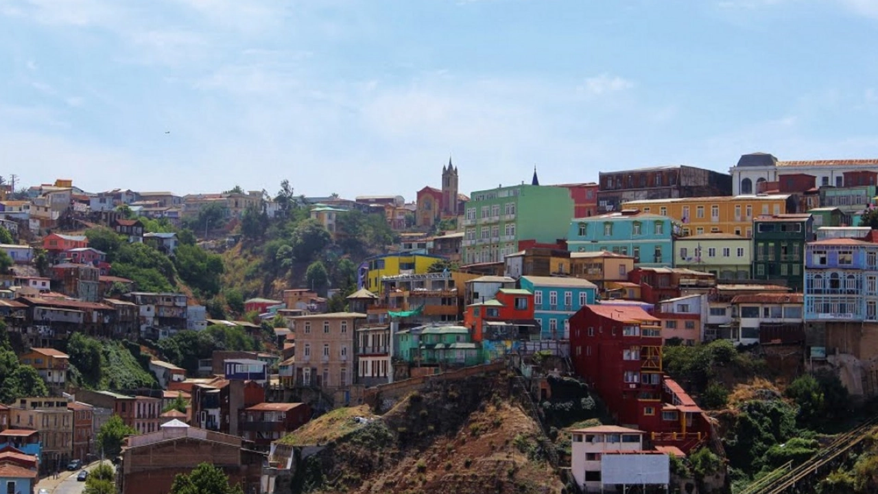 Vista das casas coloridas e montanhosas no Cerro Alegre, um bairro icônico de Valparaíso, famoso por sua arquitetura vibrante e arte de rua.