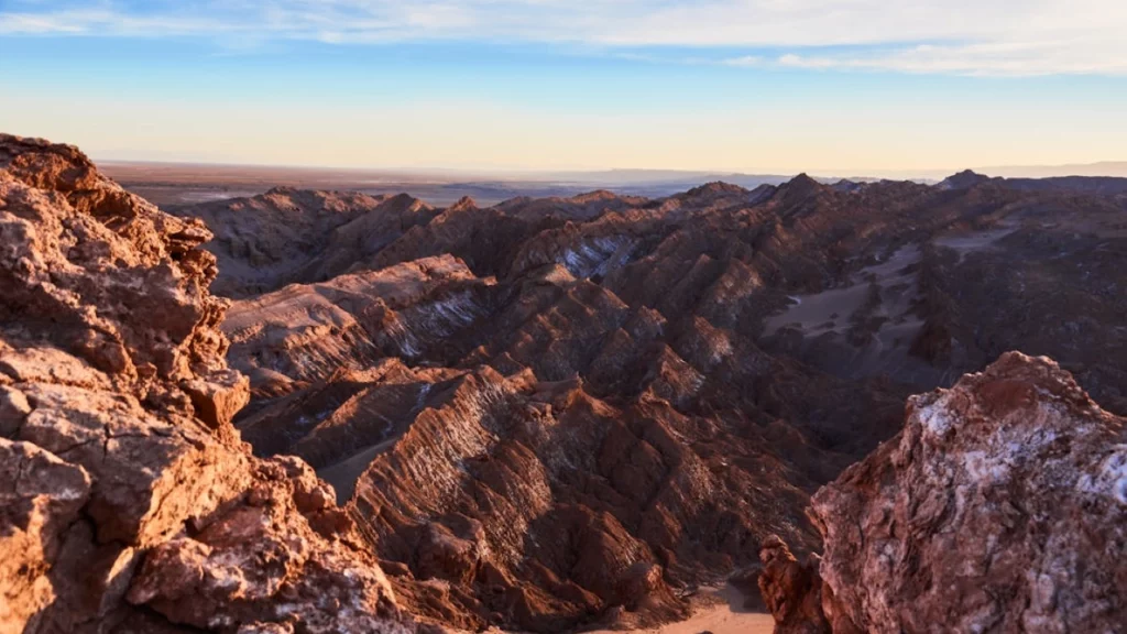 As impressionantes formações rochosas do Valle de la Luna, lembrando paisagens de outro planeta.