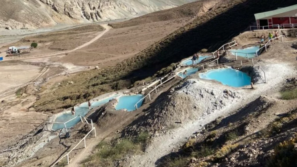 Piscinas naturais das Termas de Colina, no Cajón del Maipo, com águas termais azul-turquesa em meio às montanhas dos Andes
