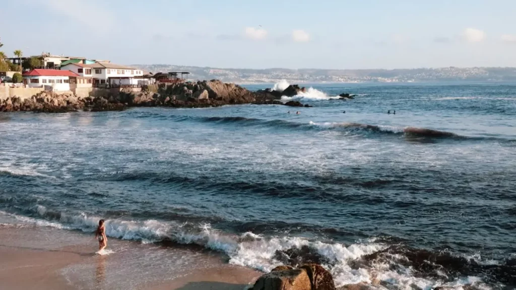 Praia no litoral chileno, opção de passeio para quem segue um roteiro de 7 dias no Chile no inverno.