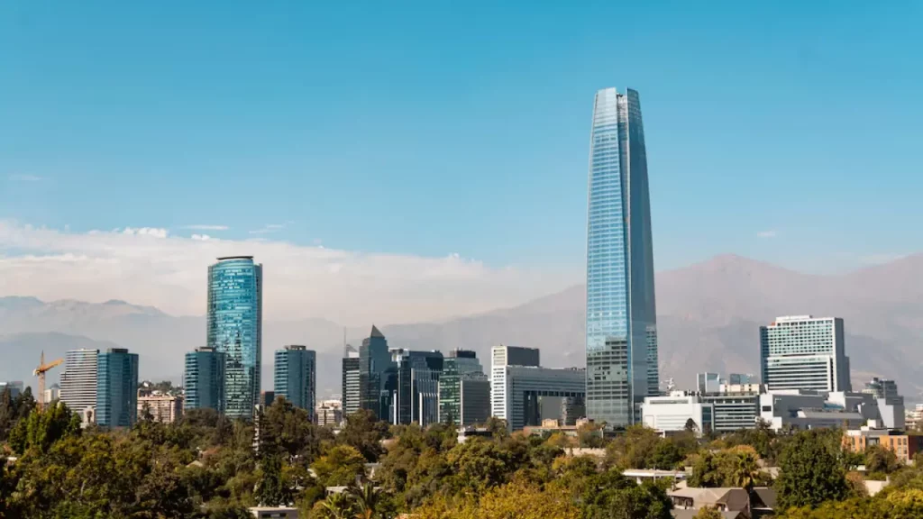 Vista de Santiago do Chile durante o inverno com a Cordilheira dos Andes ao fundo, cenário típico da estação.