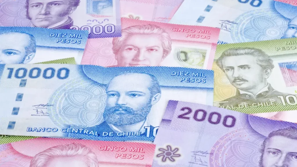 Notas do peso chileno em diferentes valores e cores, incluindo 1.000, 2.000, 5.000, 10.000 e 20.000 pesos.