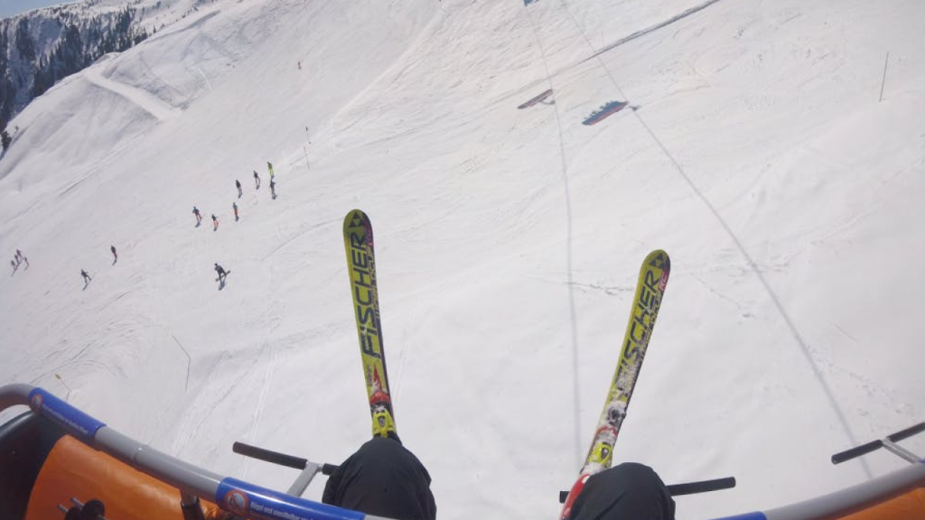Vista de teleférico em estação de esqui no Chile com turistas praticando esportes na neve.