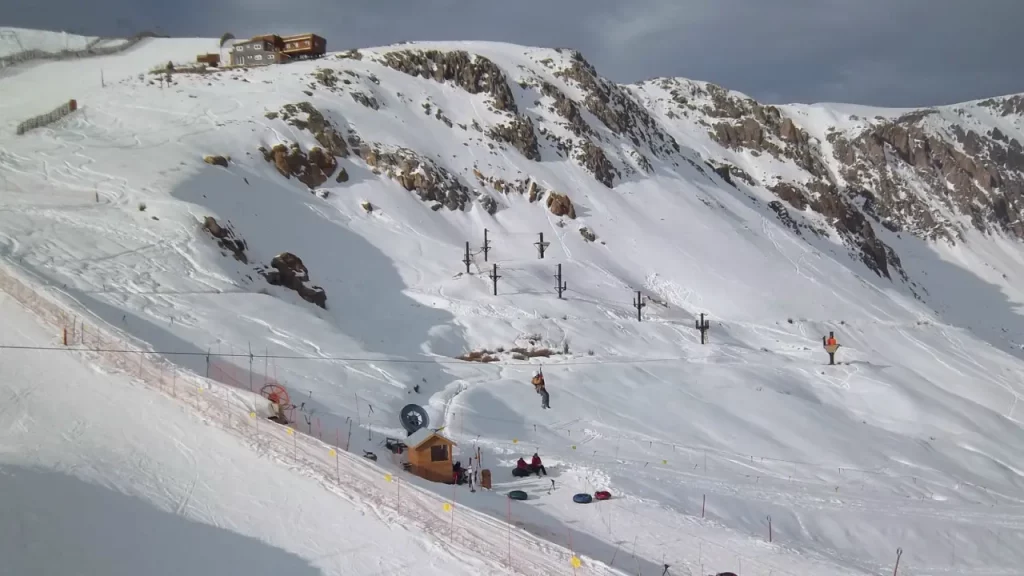 Área de lazer na neve no meio das montanhas nevadas.