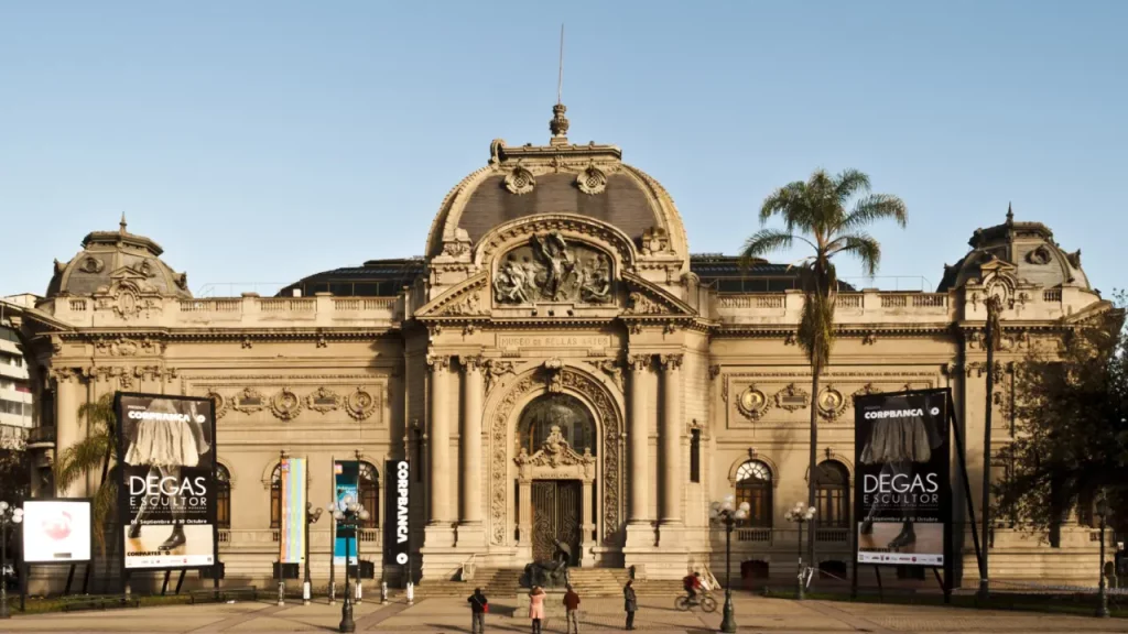 Fachada imponente do Museu Nacional de Belas Artes de Santiago, com detalhes arquitetônicos clássicos e banners de exposições.