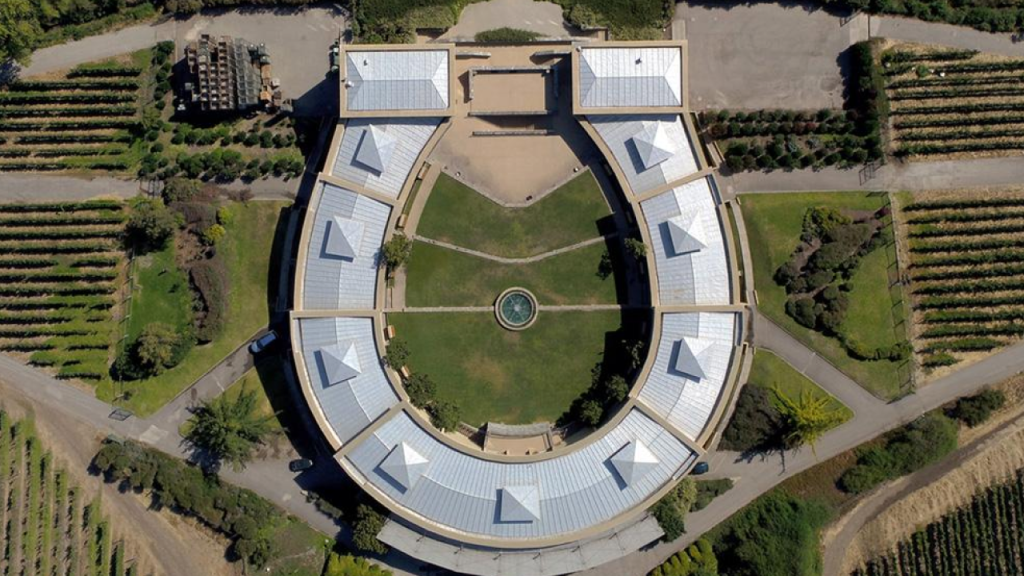 Vista aérea da vinícola chilena Undurraga, cercada por parreiras e arquitetura em formato semicircular.