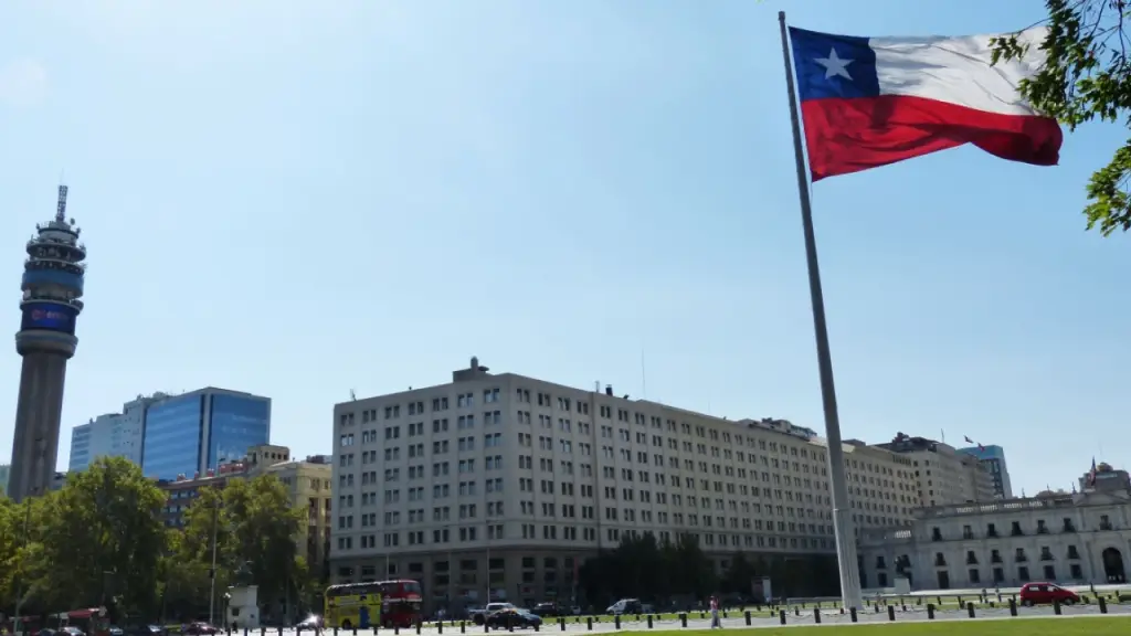 Bandeira do Chile em frente ao Palácio La Moneda no centro de Santiago